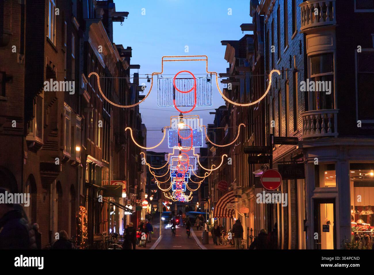 Europa, Paesi Bassi, Olanda, Amsterdam, Lightover a Street. Amsterdam Light Festival 2016. Foto Stock