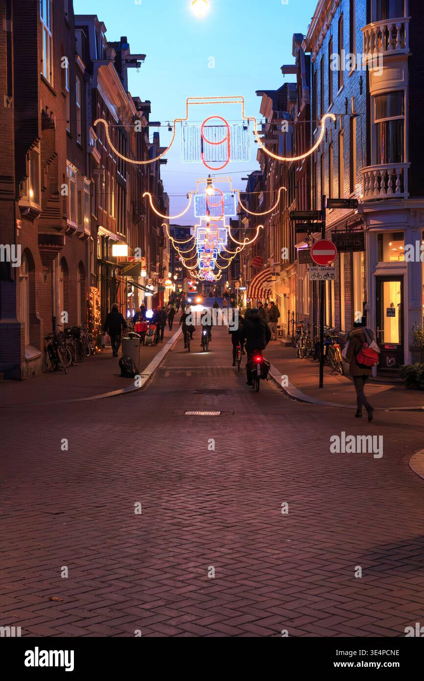 Europa, Paesi Bassi, Olanda, Amsterdam, Lightover a Street. Amsterdam Light Festival 2016. Foto Stock