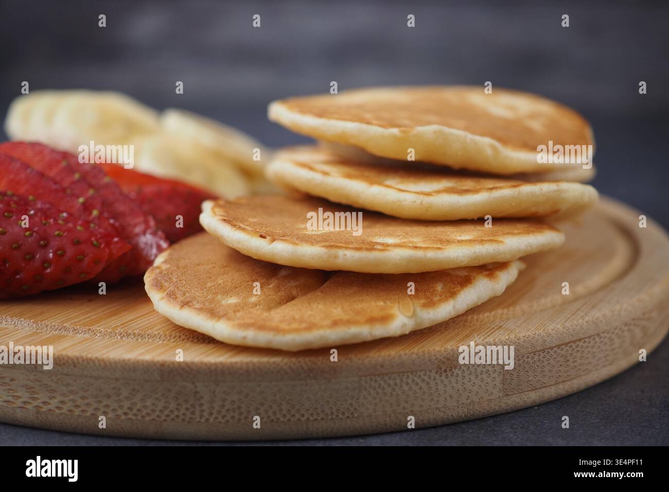 Pancake con fragole e banane a fette Foto Stock