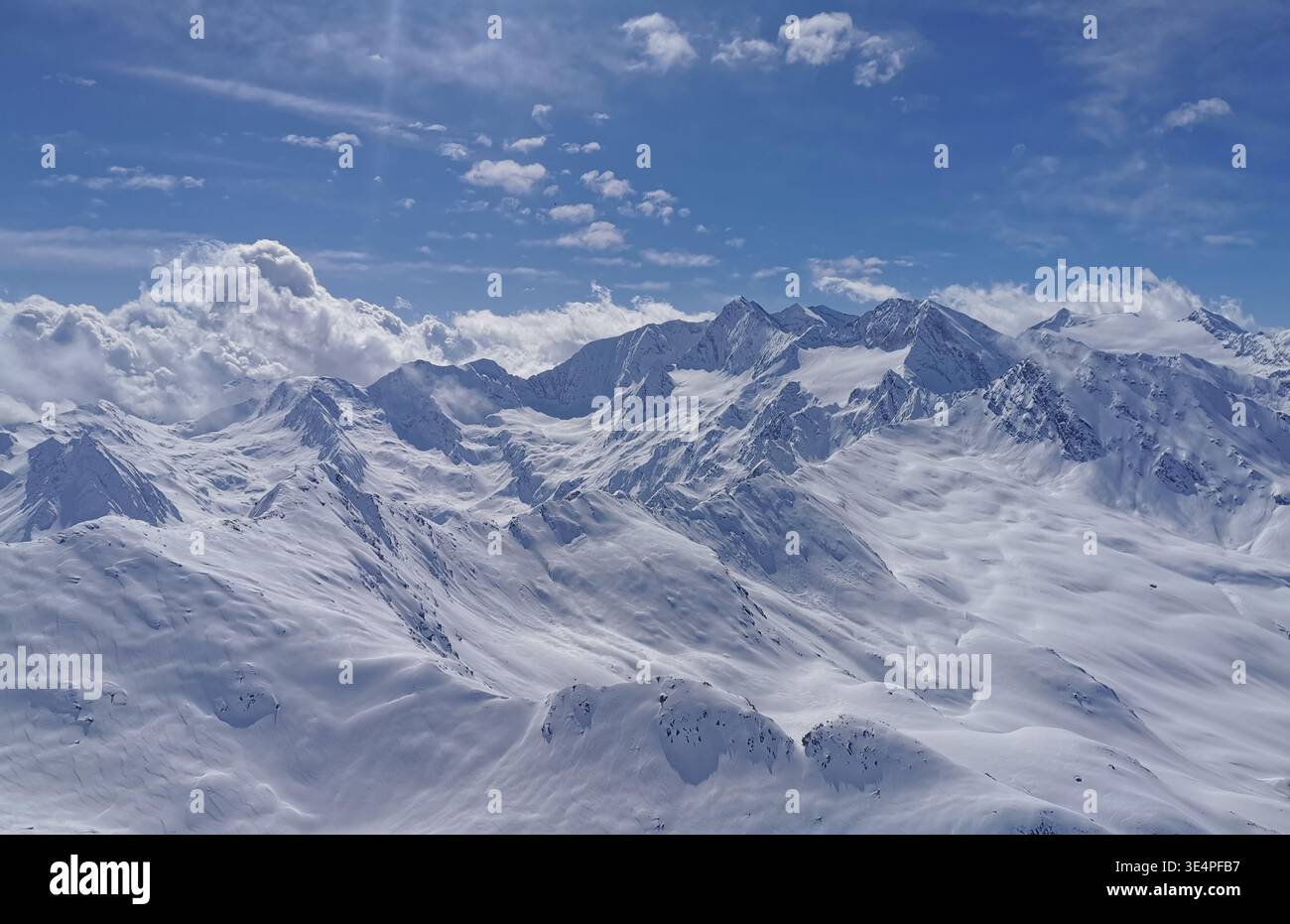 Winter Top Mountain Star (3.030 m) sulla cresta di Wurmkogl, il panorama sulle Alpi di Ötztal, le Alpi dello Stubai e, all'orizzonte lontano, le Dolomiti. - Immagine stock catturata con smartphone