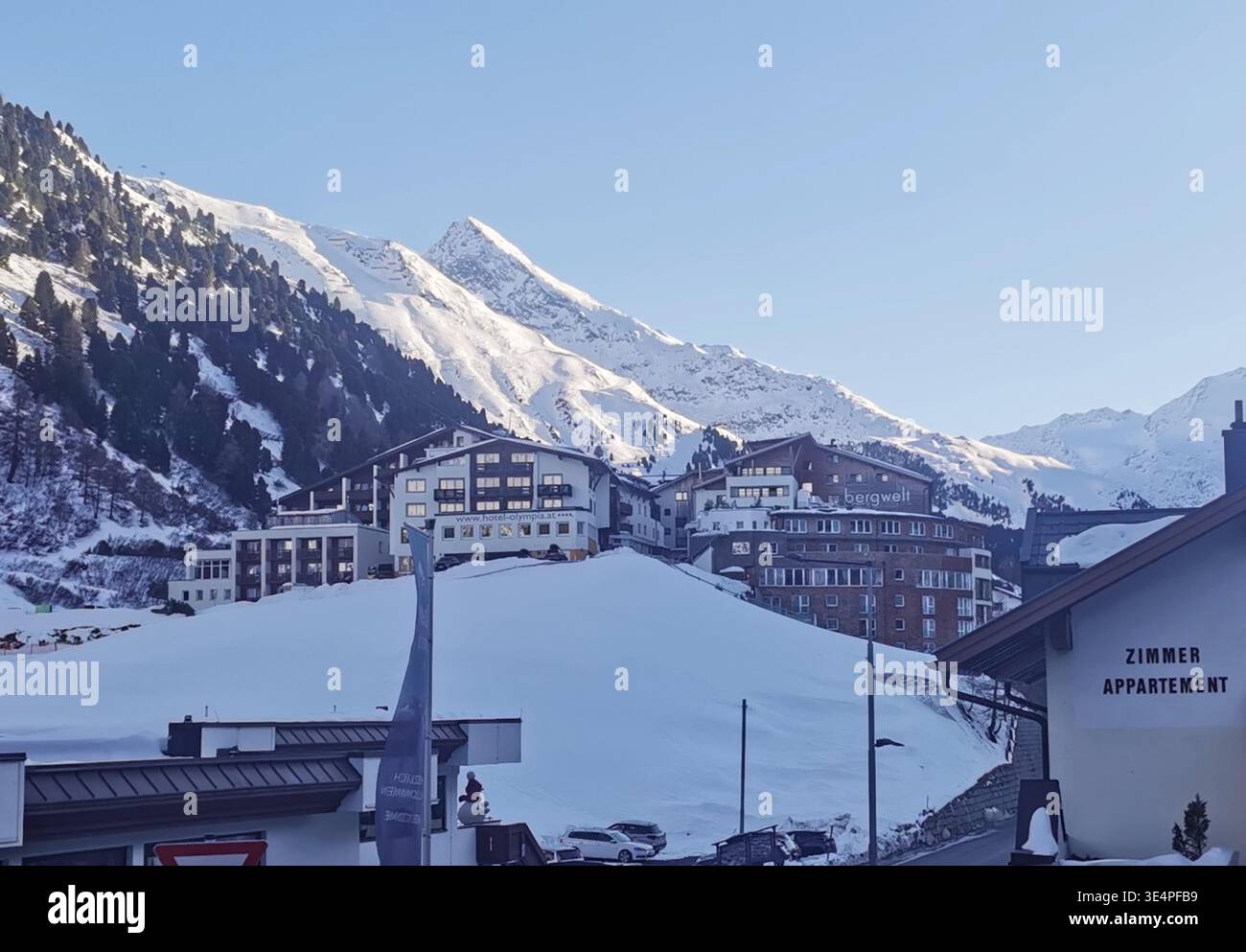 Villaggio di Obergurgl ricoperto di neve invernale profonda, con strade tranquille, chalet alpini e una tranquilla atmosfera montana tirolese in inverno in Austria. - Immagine stock catturata con smartphone