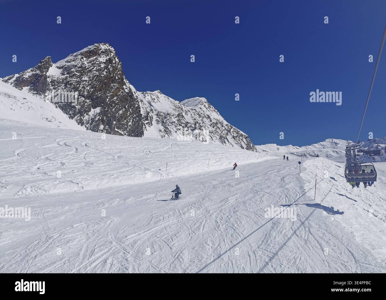 Cieli limpidi e neve fresca sulla pista blu di Hochgurgl, Wurmkogl i, che offre un terreno dolce e un paesaggio panoramico delle montagne di Ötztal in perfetta luce invernale. - Immagine stock catturata con smartphone