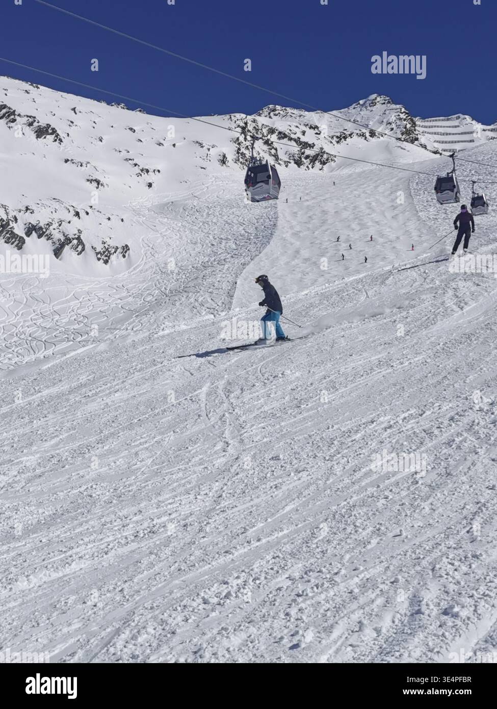 Cieli limpidi e neve fresca sulla pista rossa di Hochgurgl 30 alla Schermerbahn. Bellezza alpina e perfette condizioni sciistiche delle Alpi Ötztal Austria. - Immagine stock catturata con smartphone