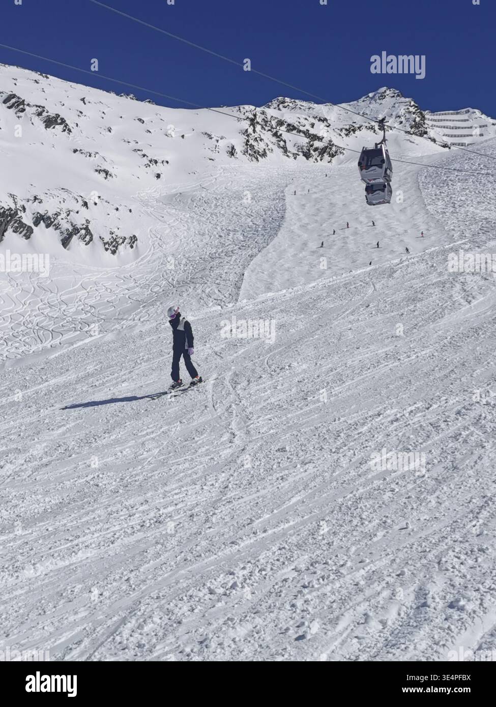 Cieli limpidi e neve fresca sulla pista rossa di Hochgurgl 30 alla Schermerbahn. Bellezza alpina e perfette condizioni sciistiche delle Alpi Ötztal Austria. - Immagine stock catturata con smartphone