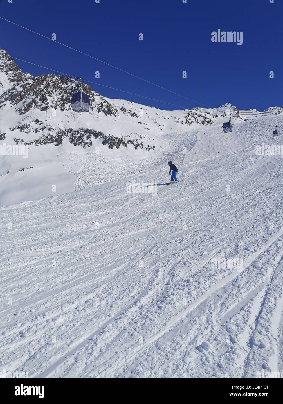 Cieli limpidi e neve fresca sulla pista rossa di Hochgurgl 30 alla Schermerbahn. Bellezza alpina e perfette condizioni sciistiche delle Alpi Ötztal Austria. - Immagine stock catturata con smartphone