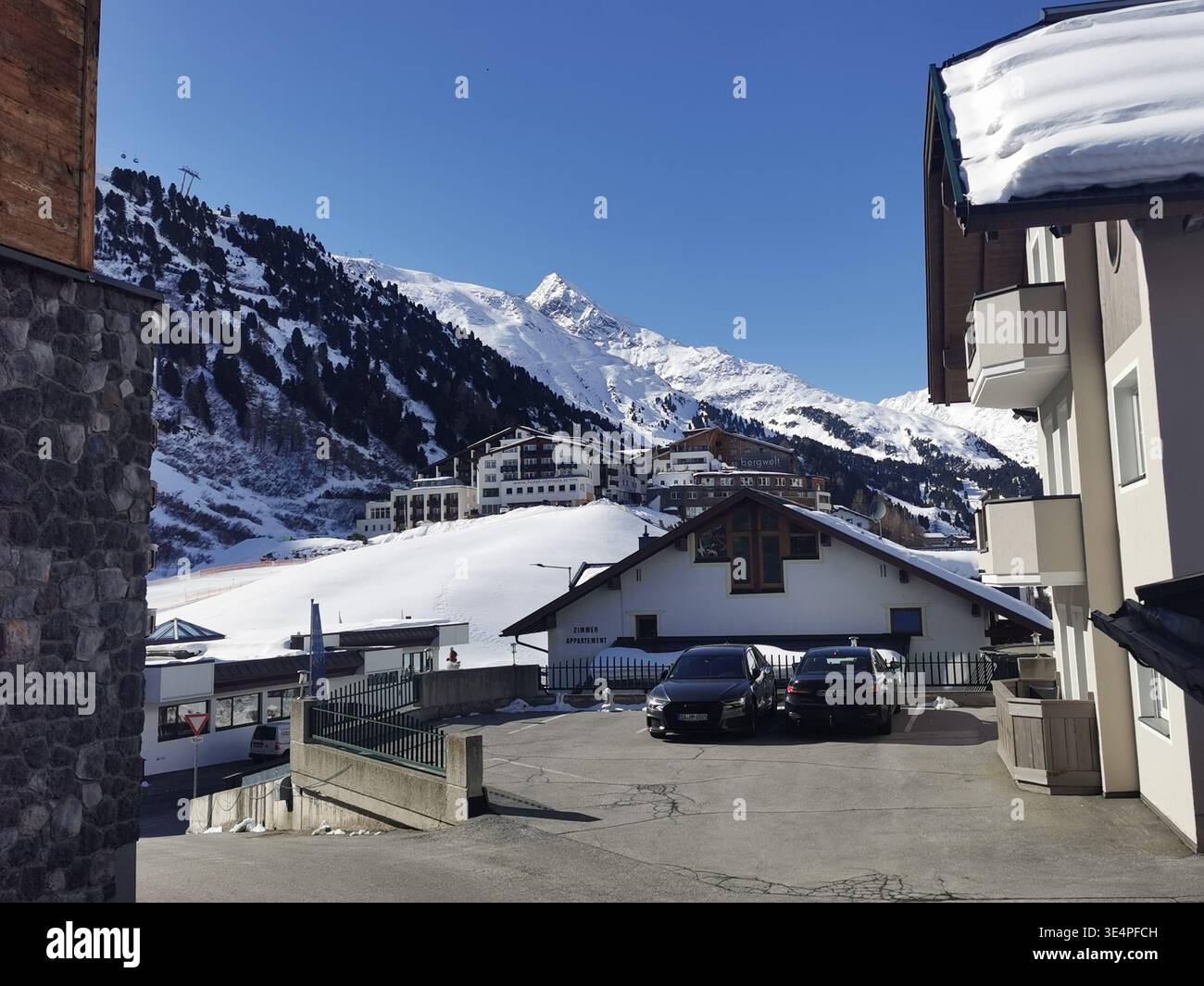 Villaggio di Obergurgl ricoperto di neve invernale profonda, con strade tranquille, chalet alpini e una tranquilla atmosfera montana tirolese in inverno in Austria. - Immagine stock catturata con smartphone