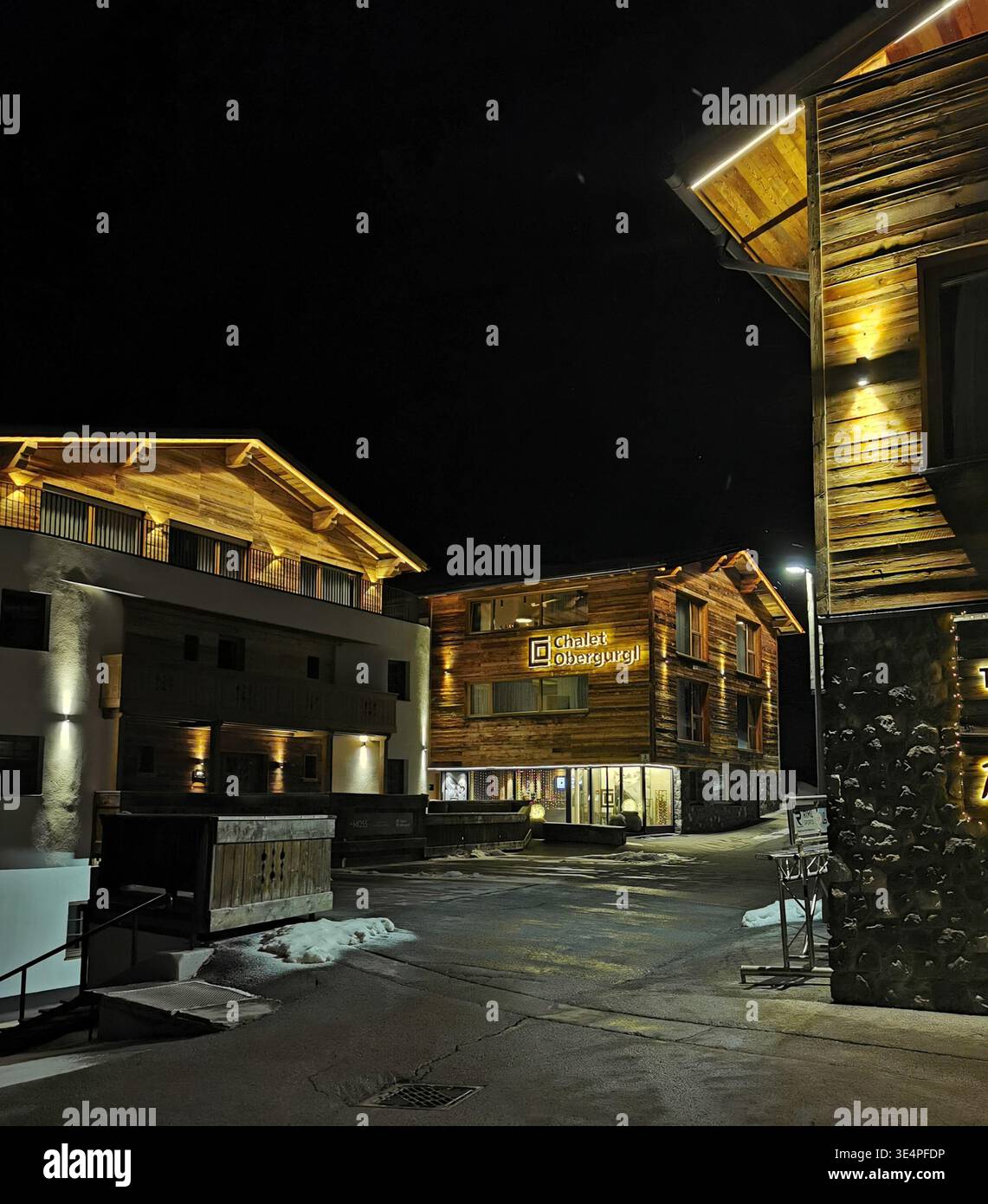 Il villaggio di Moss Obergurgl di notte con neve invernale, strade tranquille, chalet alpini e un'atmosfera di montagna tirolese in inverno in Austria. - Immagine stock catturata con smartphone