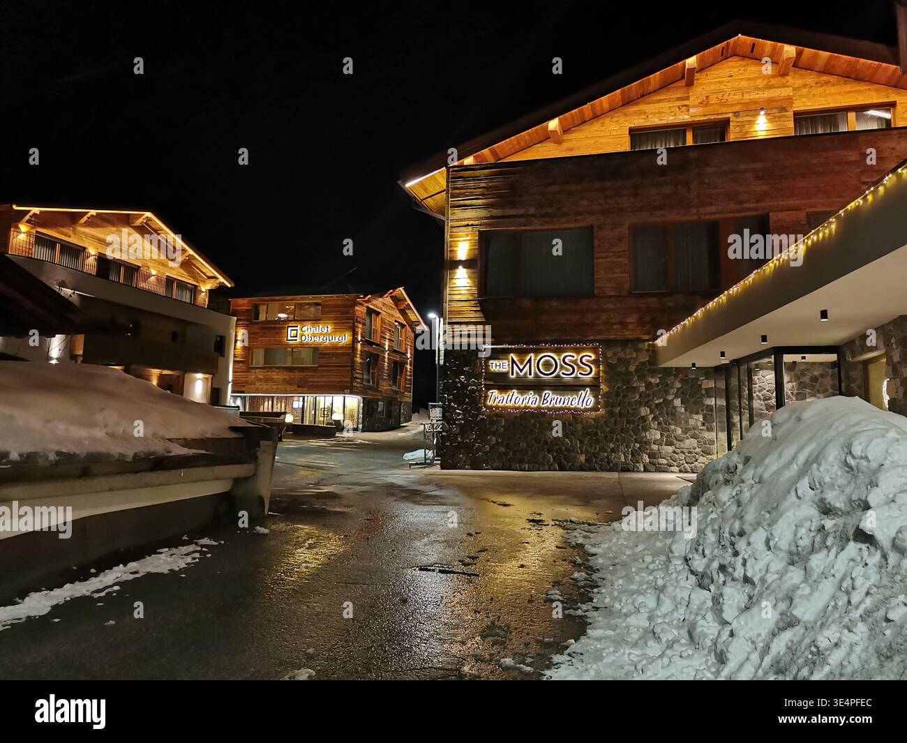 Il villaggio di Moss Obergurgl di notte con neve invernale, strade tranquille, chalet alpini e un'atmosfera di montagna tirolese in inverno in Austria. - Immagine stock catturata con smartphone