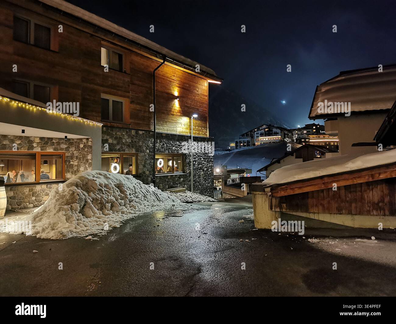 Il villaggio di Moss Obergurgl di notte con neve invernale, strade tranquille, chalet alpini e un'atmosfera di montagna tirolese in inverno in Austria. - Immagine stock catturata con smartphone