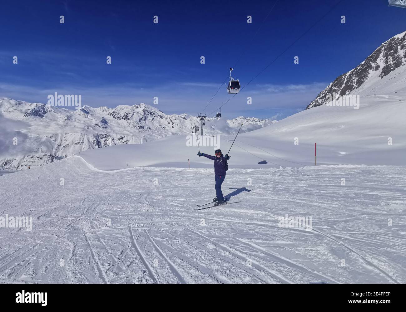 Cieli limpidi e neve fresca sulla pista rossa di Hochgurgl 30 alla Schermerbahn. Bellezza alpina e perfette condizioni sciistiche delle Alpi Ötztal Austria. - Immagine stock catturata con smartphone