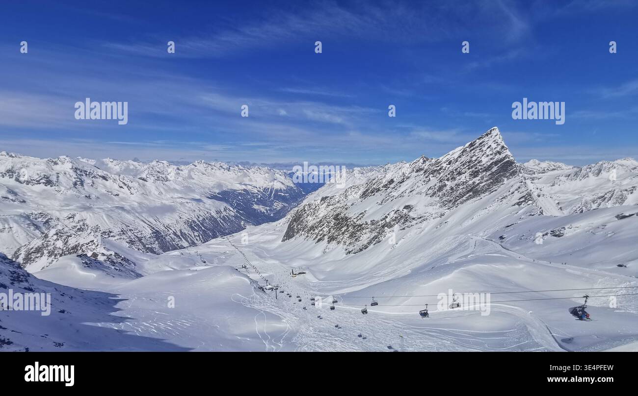 Top Mountain Star (3.030 m) sul crinale di Wurmkogl che guarda in basso sullo skilift Hochgurglbahn II nelle Alpi di Ötztal sulla pista nera e blu verso Solden. - Immagine stock catturata con smartphone