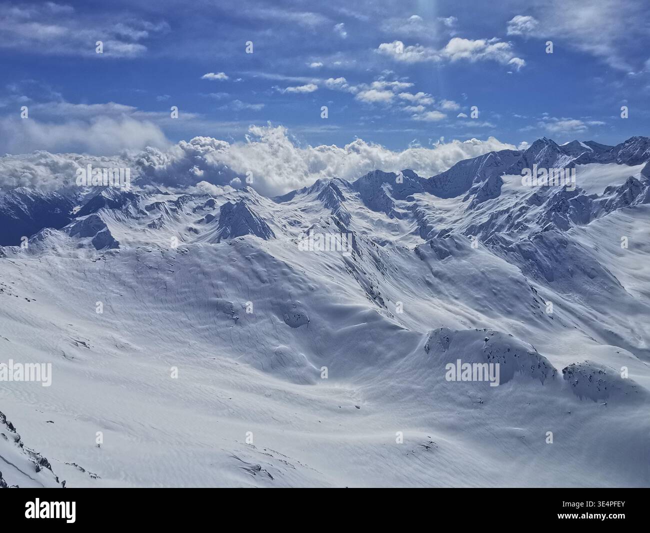 Winter Top Mountain Star (3.030 m) sulla cresta di Wurmkogl, il panorama sulle Alpi di Ötztal, le Alpi dello Stubai e, all'orizzonte lontano, le Dolomiti. - Immagine stock catturata con smartphone