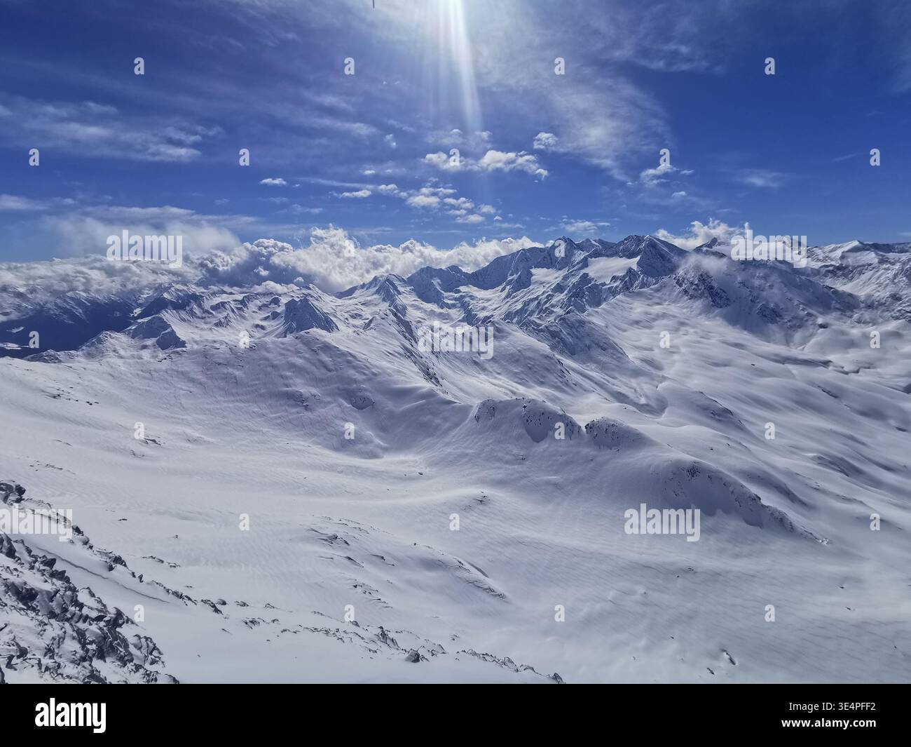 Winter Top Mountain Star (3.030 m) sulla cresta di Wurmkogl, il panorama sulle Alpi di Ötztal, le Alpi dello Stubai e, all'orizzonte lontano, le Dolomiti. - Immagine stock catturata con smartphone