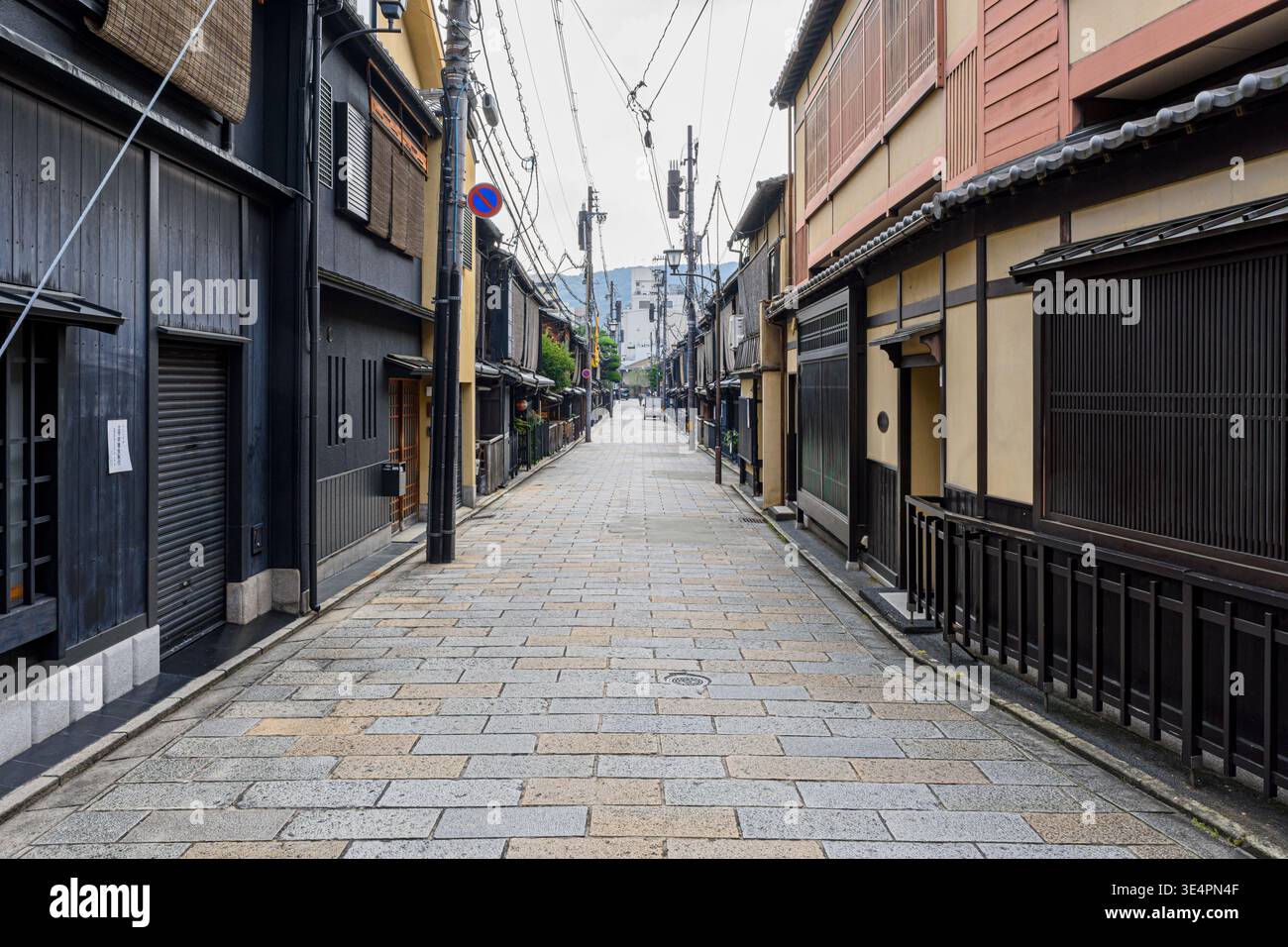 Tradizionali edifici in legno lungo una strada tranquilla nell'area di Gion a Kyoto, Kansai, Giappone Foto Stock