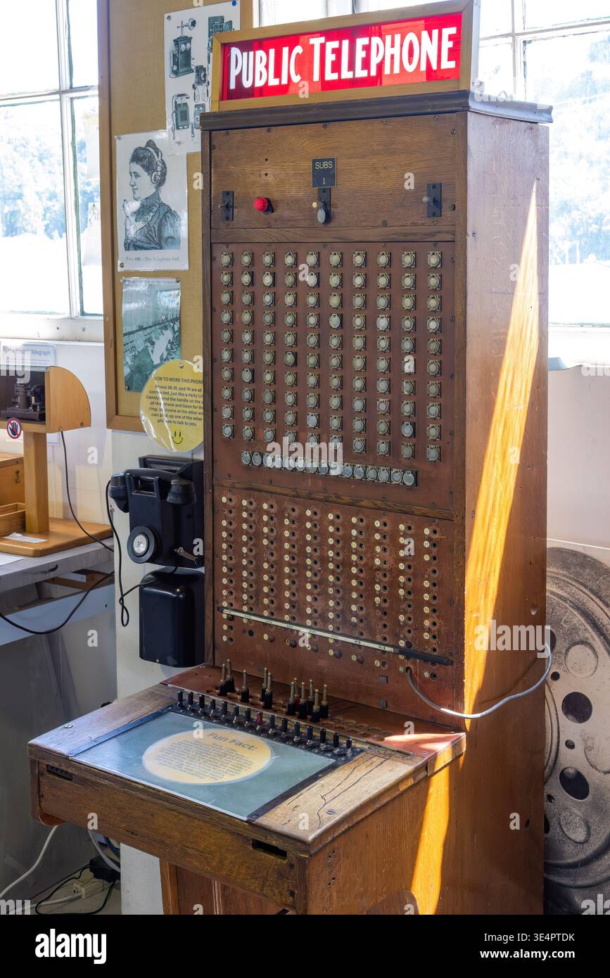 Un vecchio centralino telefonico manuale con prese multiple in un museo di Napier, nuova Zelanda Foto Stock