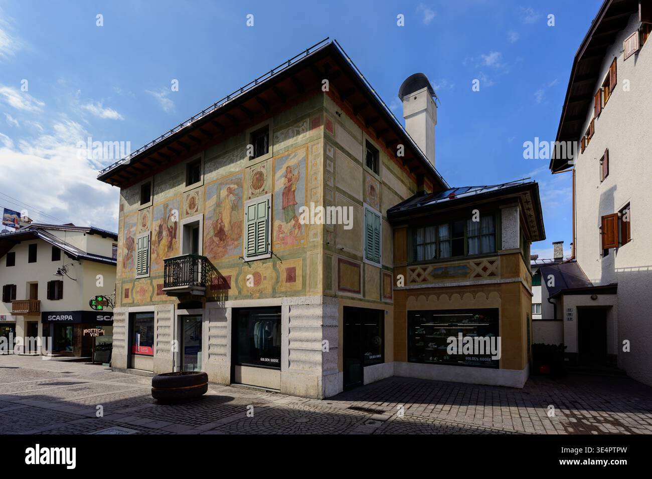 Cortina d'Ampezzo, Belluno, Italia - 22 marzo 2026: Ciasa dei pupe Dimora storica a Cortina d'Ampezzo, ex Hotel Aquila Nera sul corso I. Foto Stock