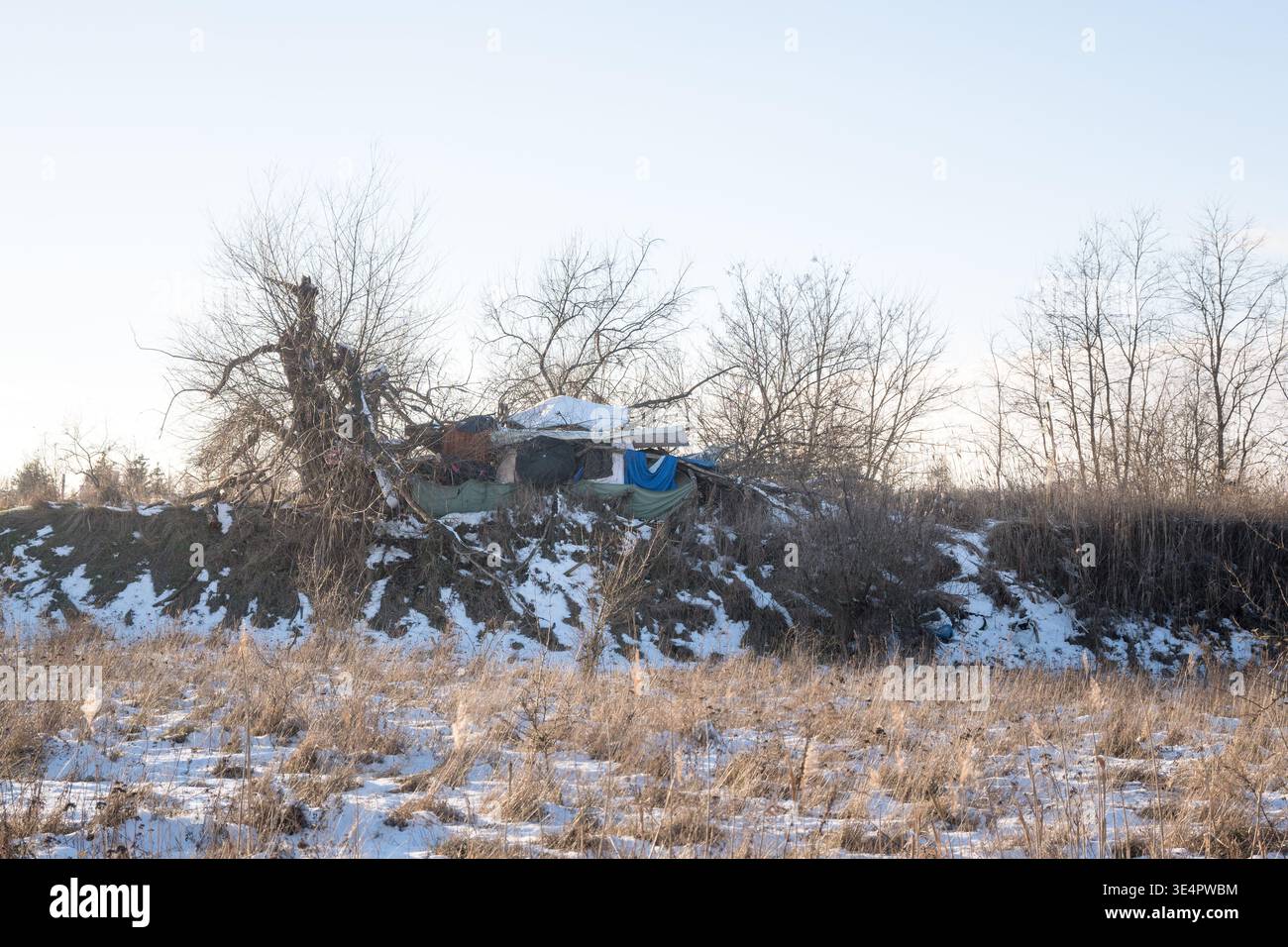 Un campo di senzatetto, difficoltà di vita in inverno. Foto Stock