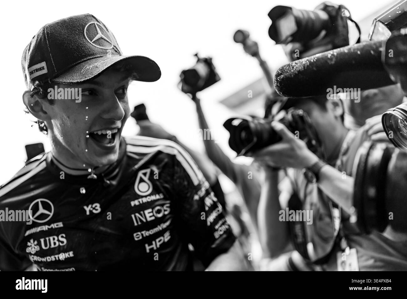 Suzuka, 29 marzo 2026: Kimi Antonelli (ITA) di Mercedes festeggia con il team dopo aver vinto il Gran Premio del Giappone durante il Gran Premio di Formula 1 del Giappone 2026. Crediti: Corleve/Alamy Live News Foto Stock