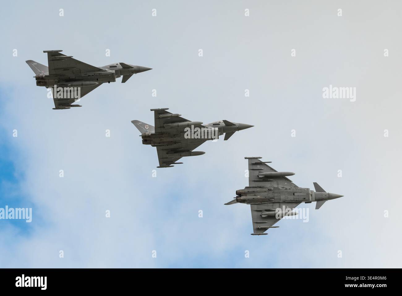 Un Eurofighter Typhoon della Royal Air Force si stacca da un trio dopo il loro ritorno alla base di RAF Coningsby, Lincolnshire Foto Stock