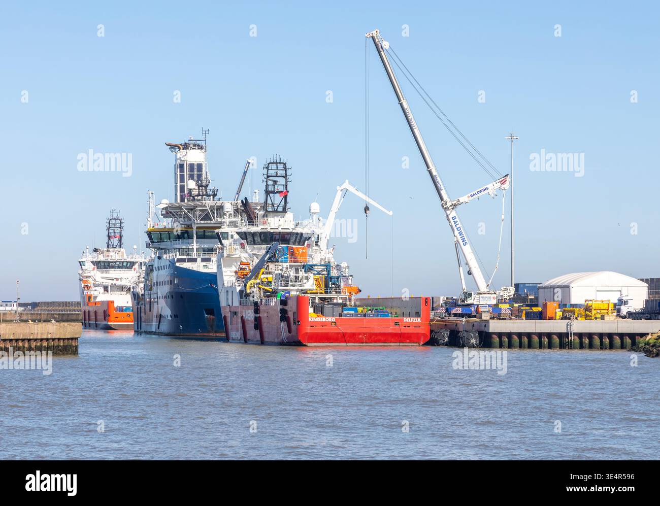 Navi di approvvigionamento offshore nel porto di Waveney Dock, porto di Lowestoft, Suffolk, Inghilterra, la grande nave blu del Regno Unito è IWS Starwalker, Commissioning Service o Foto Stock