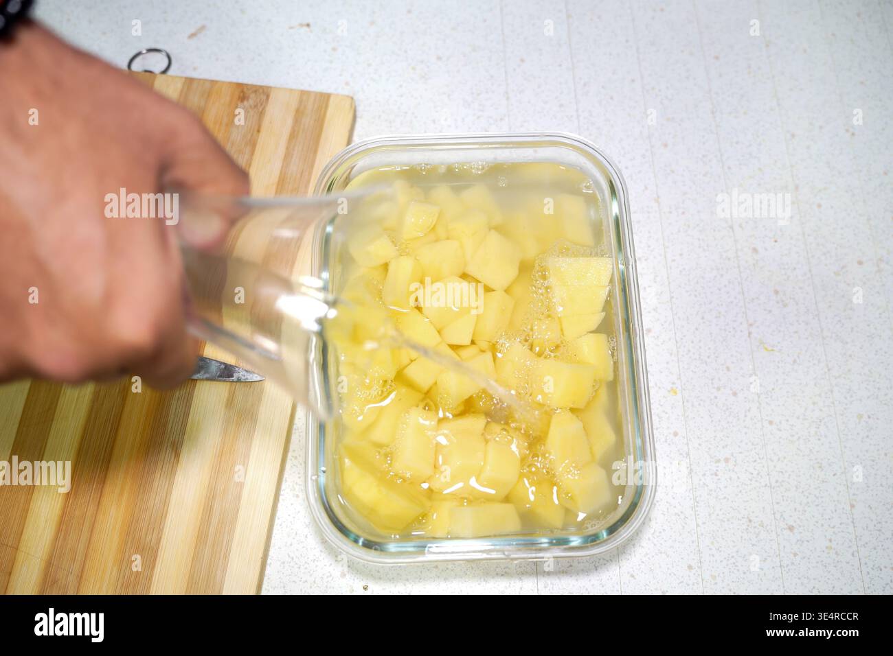 Presentazione di frutta dolce. Pezzi di ananas fatti in casa conditi con sciroppo dolce in un piatto di vetro Foto Stock