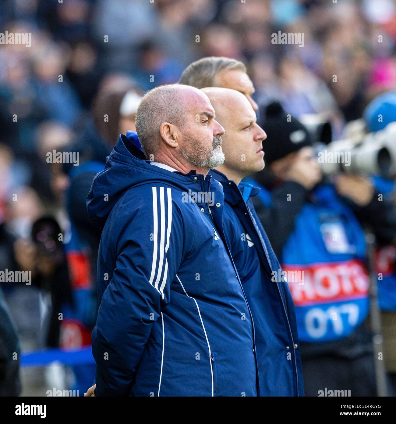 Steve Clarke, allenatore della nazionale scozzese di calcio con Steve Naismith, vice allenatore alle spalle. Immagine scattata a Hampden Park, Glasgow, Foto Stock