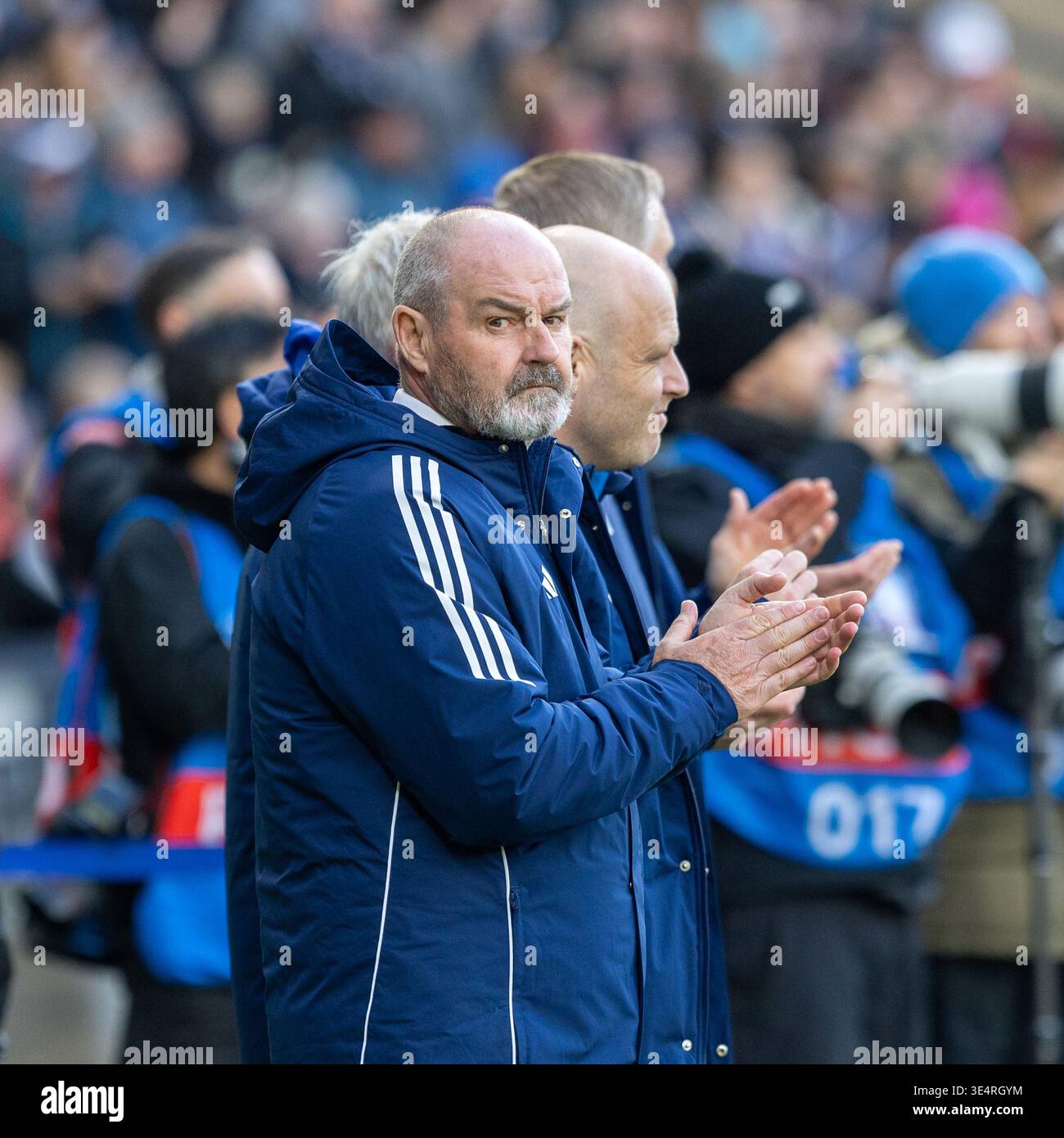 Steve Clarke, allenatore della nazionale scozzese di calcio con Steve Naismith, vice allenatore alle spalle. Immagine scattata a Hampden Park, Glasgow, Foto Stock