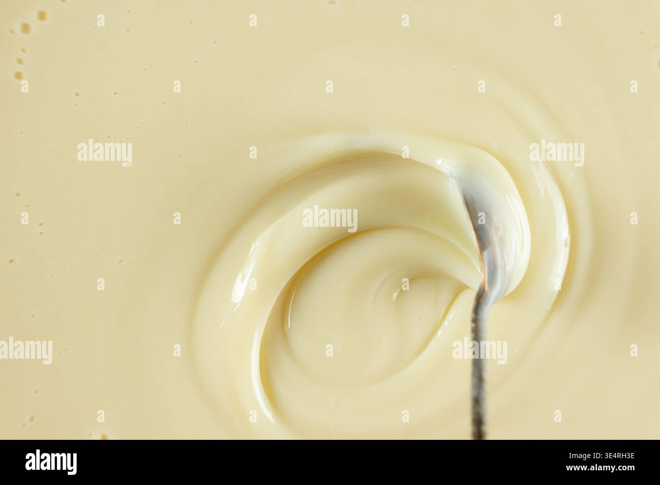 Aggiungere un cucchiaio di latte dolce condensato. Foto Stock