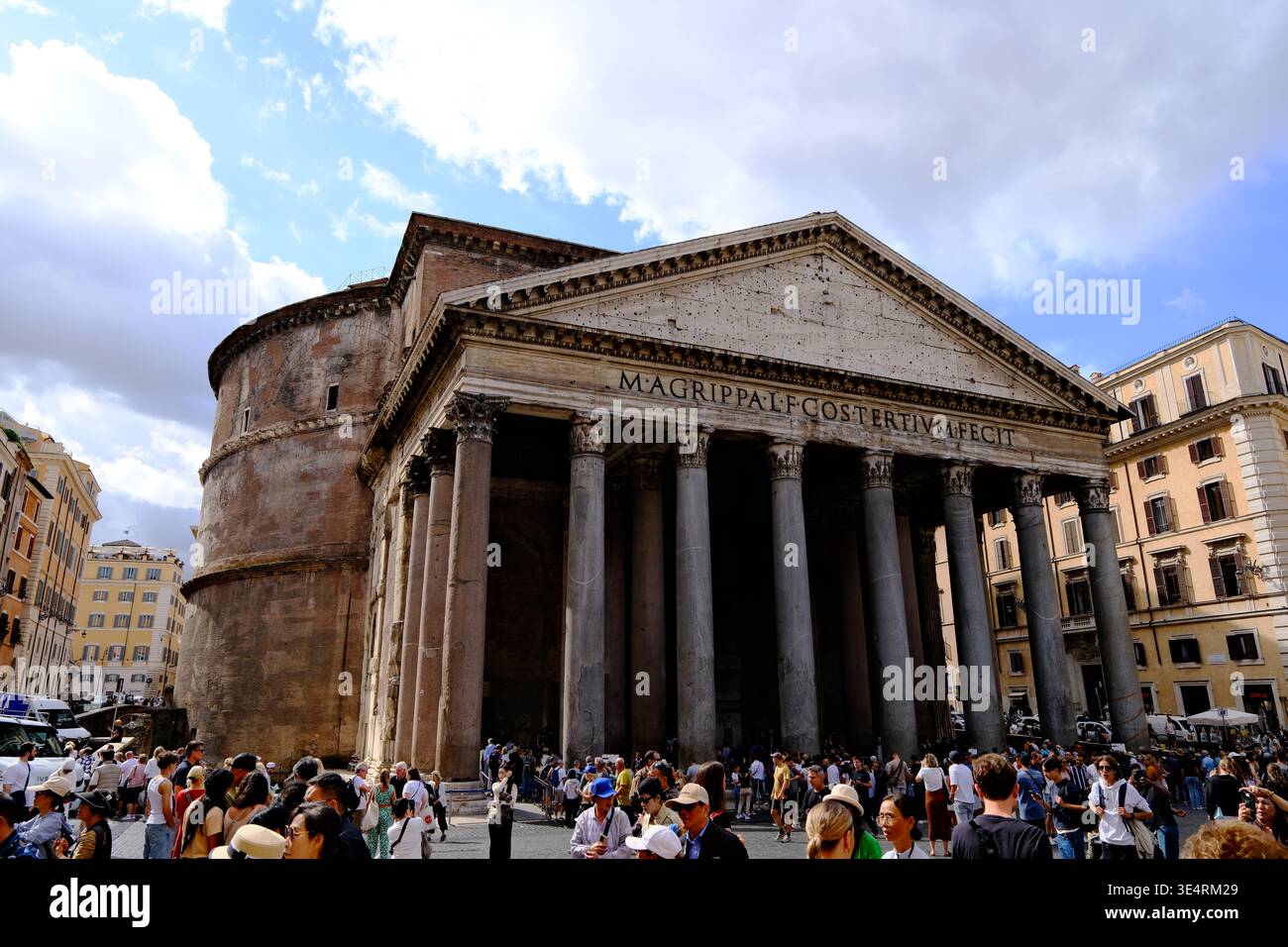 Roma, Italia - 25 settembre 2025: L'esterno del Pantheon con la gente dell'antico tempio romano Foto Stock