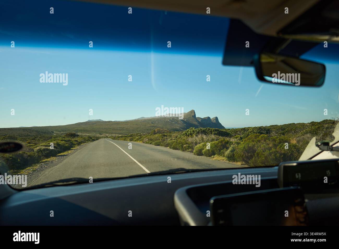 Distesa lungo la riserva naturale di Seaside. Open Road attraverso la South African Shoreline Preserve con Blue Sky Foto Stock