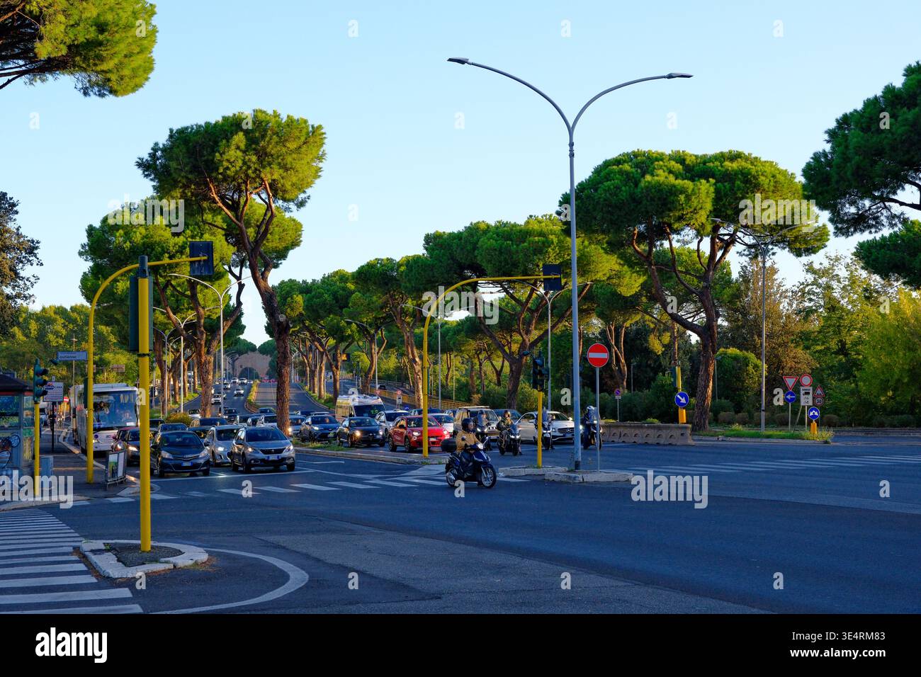 Roma, Italia - 25 settembre 2025: Municipio VIII di Roma, zona Garbatella, via Cristoforo Colombo al mattino. Traffico con auto all'incrocio Foto Stock