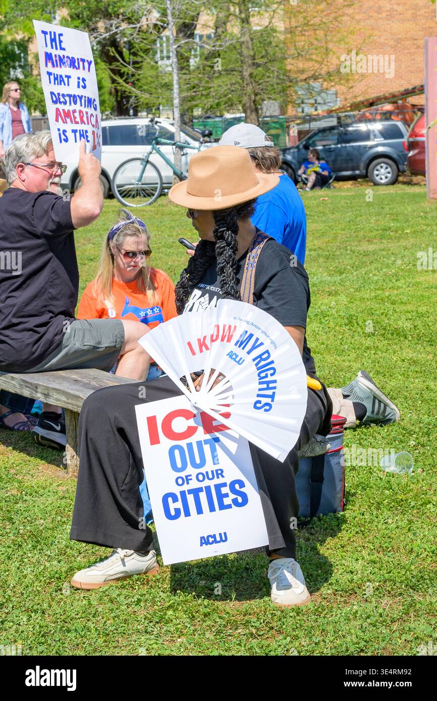 New Orleans, LOUISIANA, Stati Uniti - 28 marzo 2026: No Kings manifestanti al Lafitte Greenway con cartelli che recitano: "GHIACCIO fuori dalle città", "conosco i miei diritti" e "la minoranza che sta distruggendo l'America è l'1%” Foto Stock