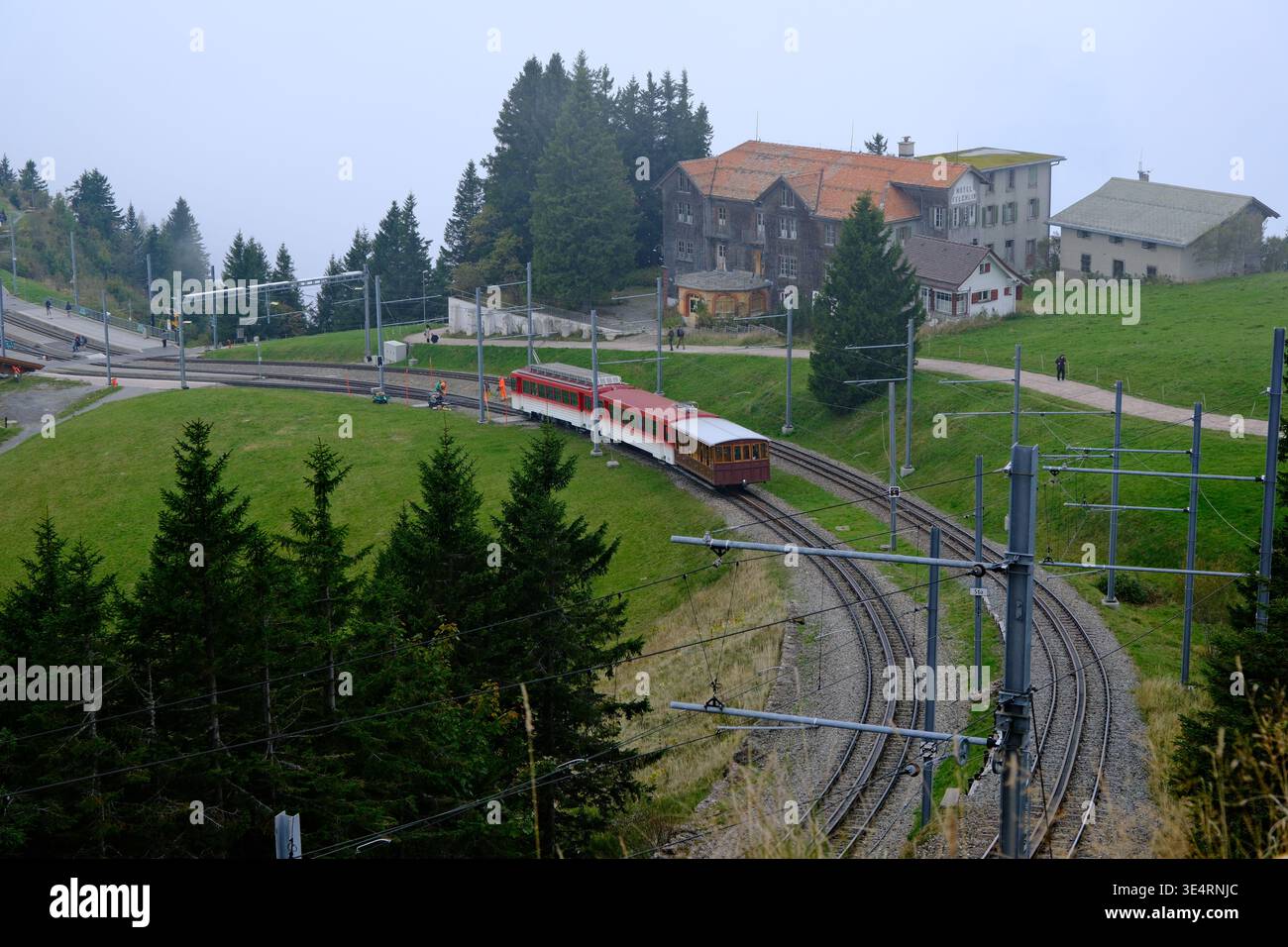 Weggis, Svizzera, 30 settembre 2025: Treno a cremagliera sul monte Rigi, Svizzera Foto Stock