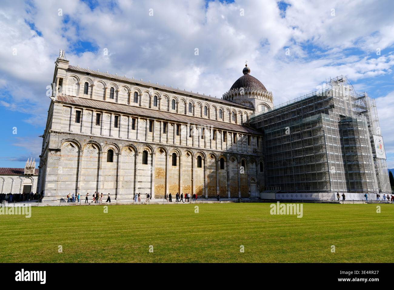 Pisa, Italia - 27 settembre 2025: Facciata laterale del Duomo di Pisa con turisti Foto Stock
