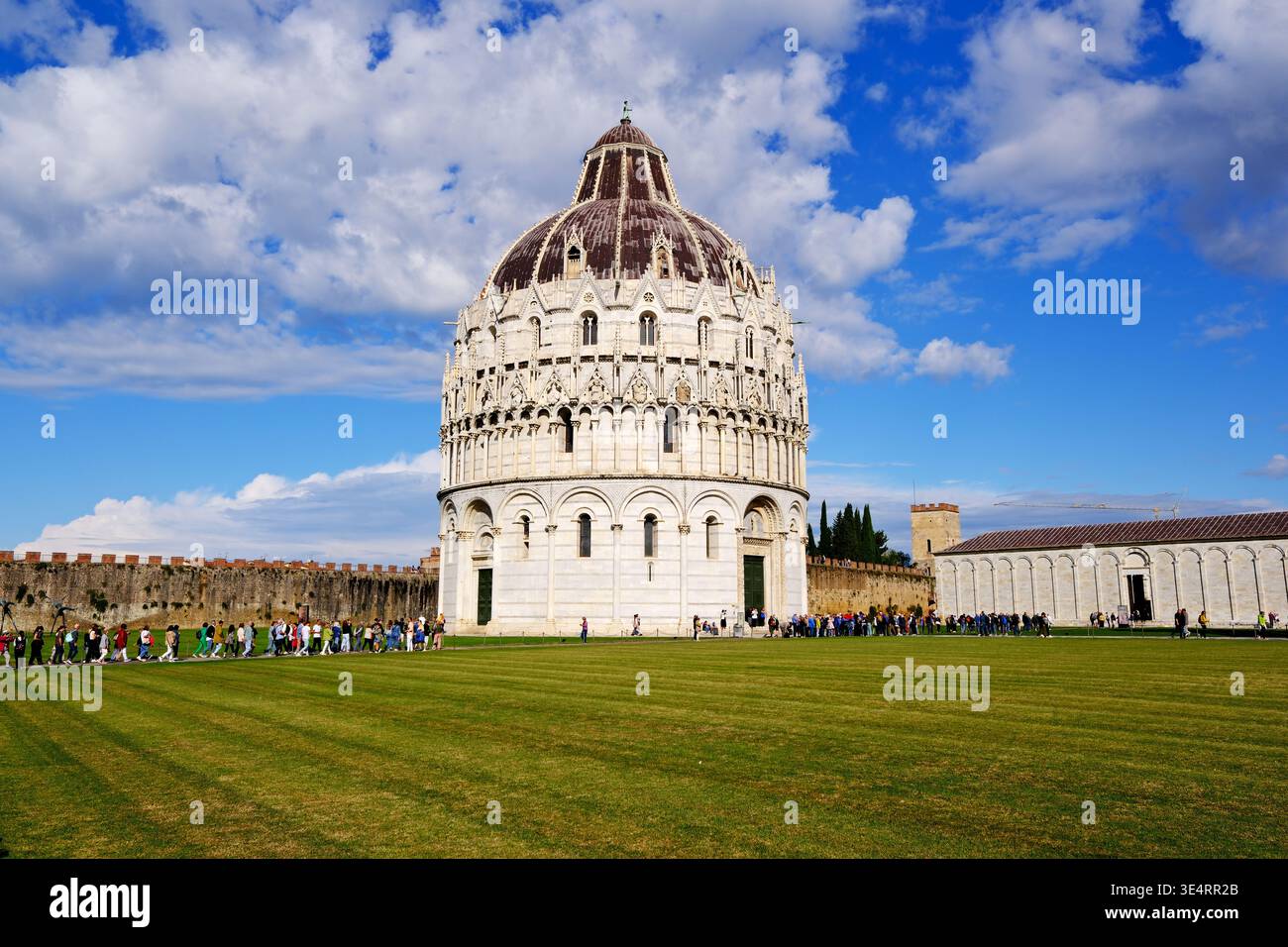 Pisa, Italia - 27 settembre 2025: Battistero di Pisa in Piazza dei Miracoli con turisti Foto Stock