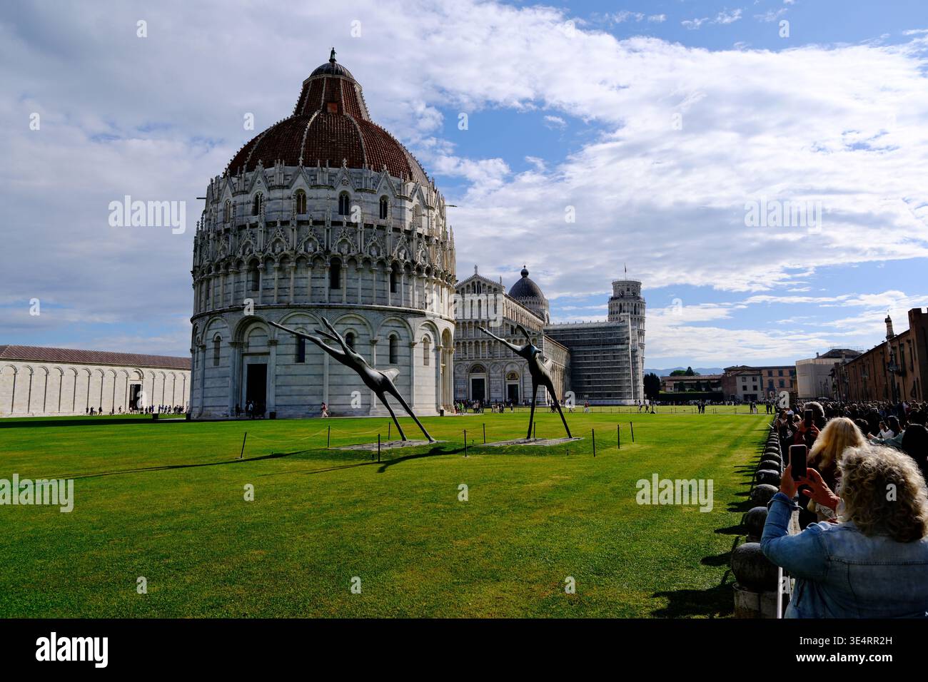 Pisa, Italia - 27 settembre 2025: Piazza dei Miracoli e Battistero di Pisa con turisti Foto Stock