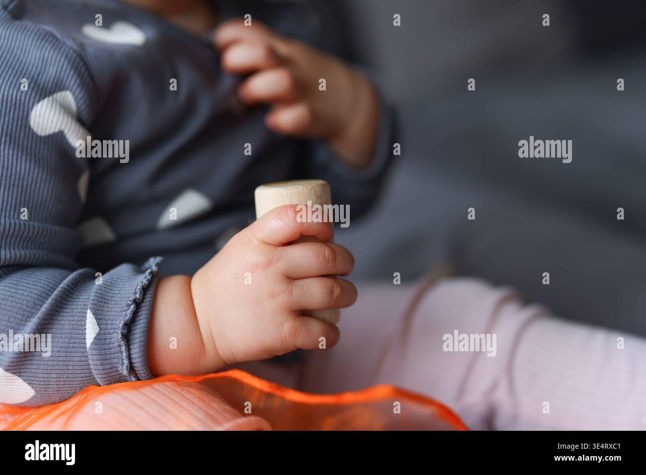 Apprendimento dei bambini attraverso la musica, strumenti in legno per l'educazione precoce e le capacità di coordinamento. Foto Stock