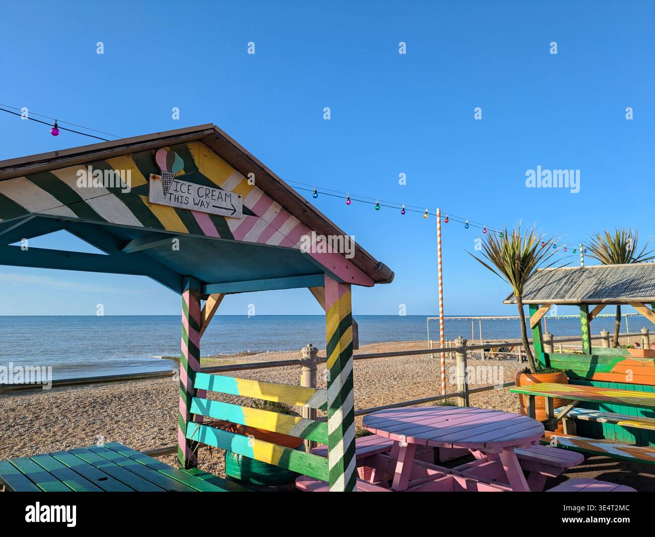 Colorate capanne sulla spiaggia a Goat Ledge sul lungomare di St. Leonards-on-Sea nell'East Sussex, Inghilterra - Immagine stock catturata con smartphone