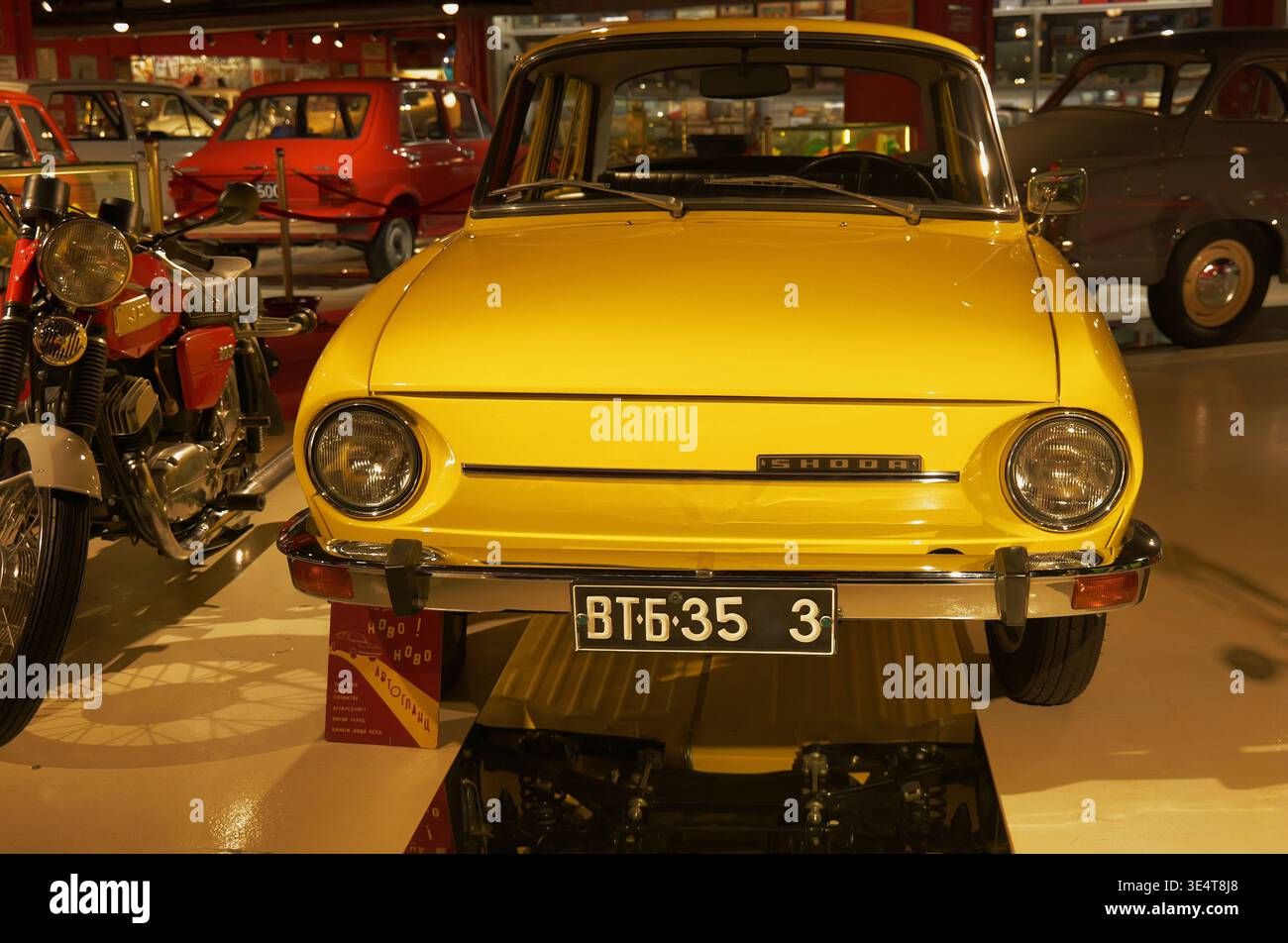 Giallo limone Škoda 100 auto d'epoca, lucida e illuminata, fotografata frontalmente. Bulgaria, Varna 7 novembre 2025 Foto Stock