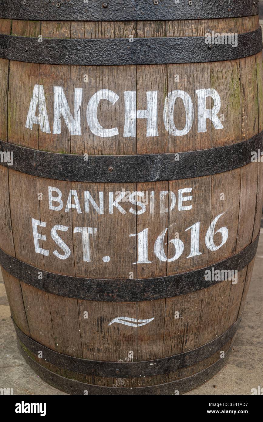 Ancora, Bankside est. 1616 ». Barrel fuori dal pub Anchor, Bankside London, Regno Unito. Foto Stock
