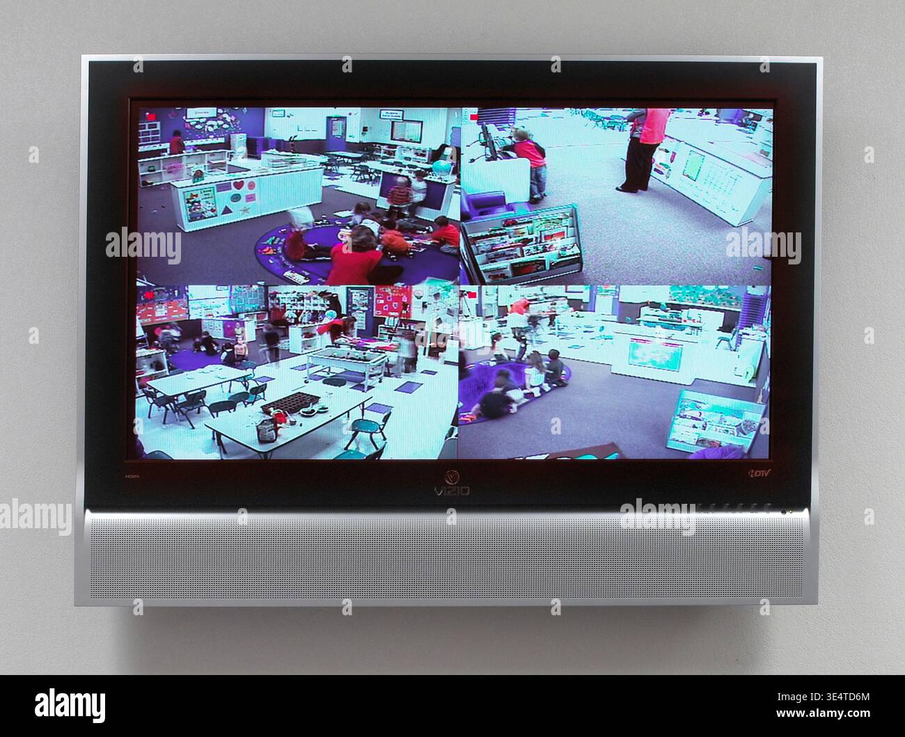 Monitor di sicurezza scolastica che mostra la vista all'interno delle aule di una scuola elementare in Pennsylvania, USA Foto Stock