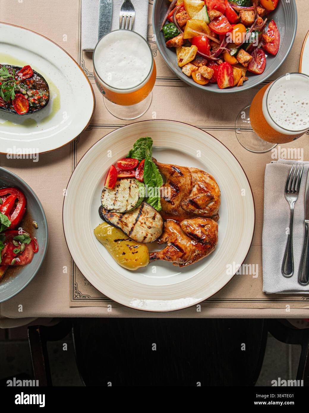 Vista dall'alto dei piatti di pollo alla griglia con birra Foto Stock