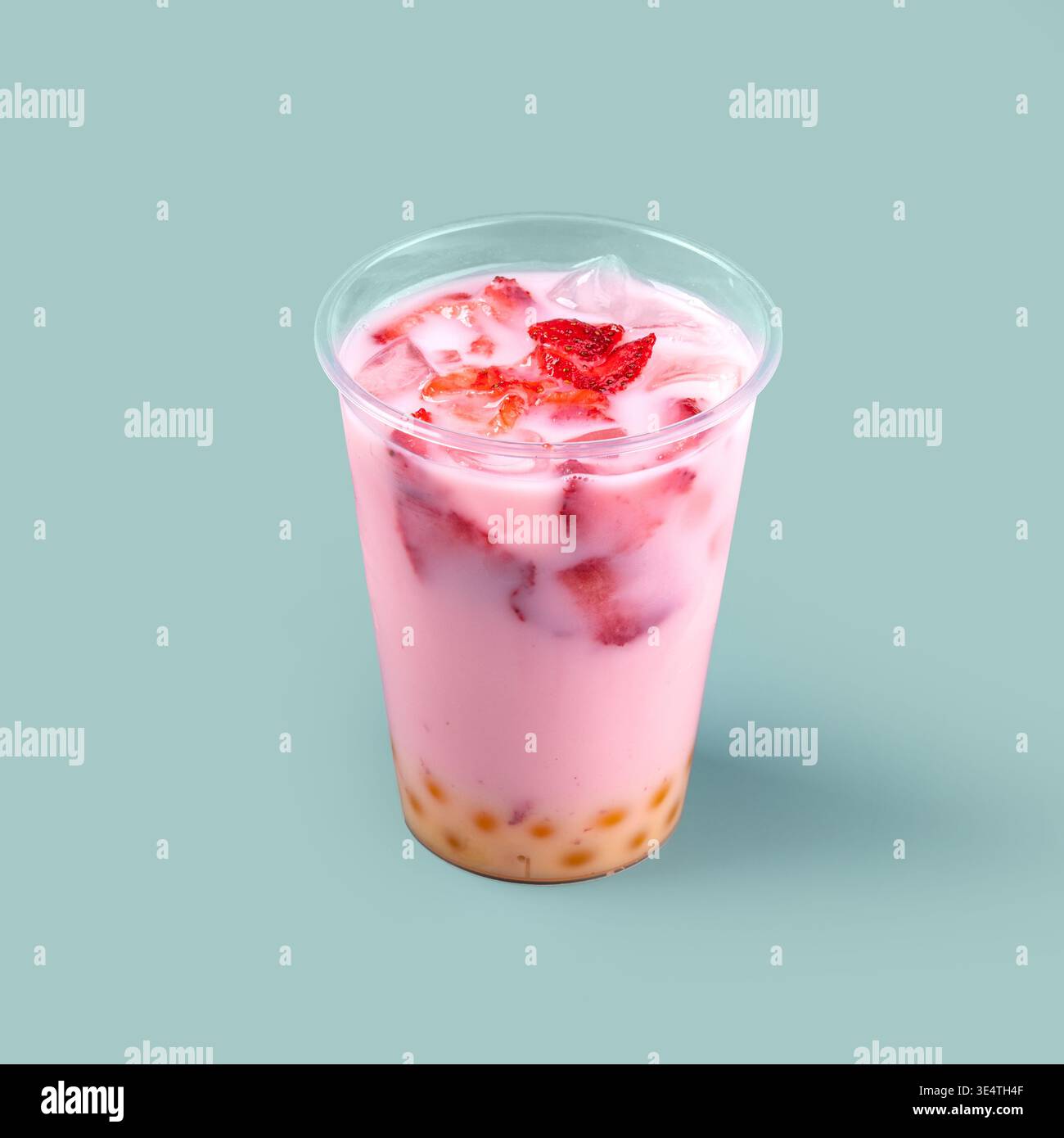 Tè al latte di fragola con perle di tapioca in tazza Foto Stock