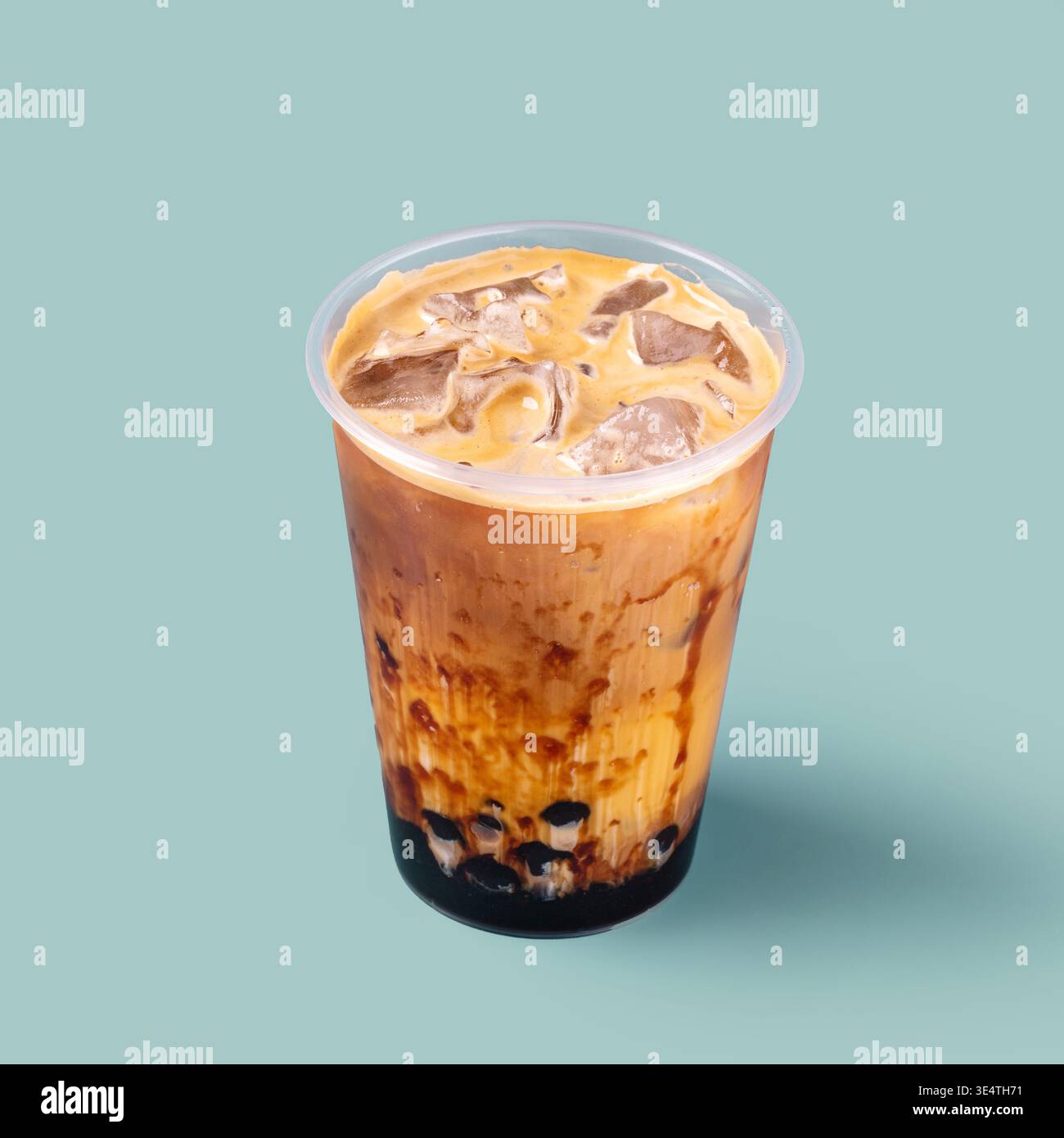 Tè al latte freddo con perle di tapioca in una tazza di plastica Foto Stock