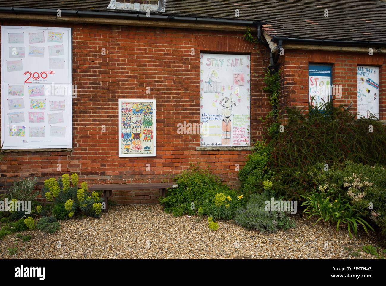 Opere d'arte sul muro vicino alla stazione ferroviaria di Dovercourt con messaggi di sicurezza degli alunni della Collingwood School Foto Stock