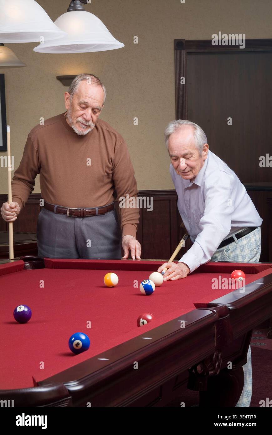 Due uomini anziani che giocano a biliardo, Pennsylvania USA Foto Stock