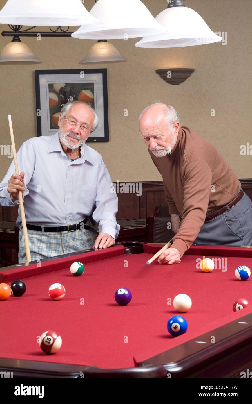 Due uomini anziani che giocano a biliardo, Pennsylvania USA Foto Stock