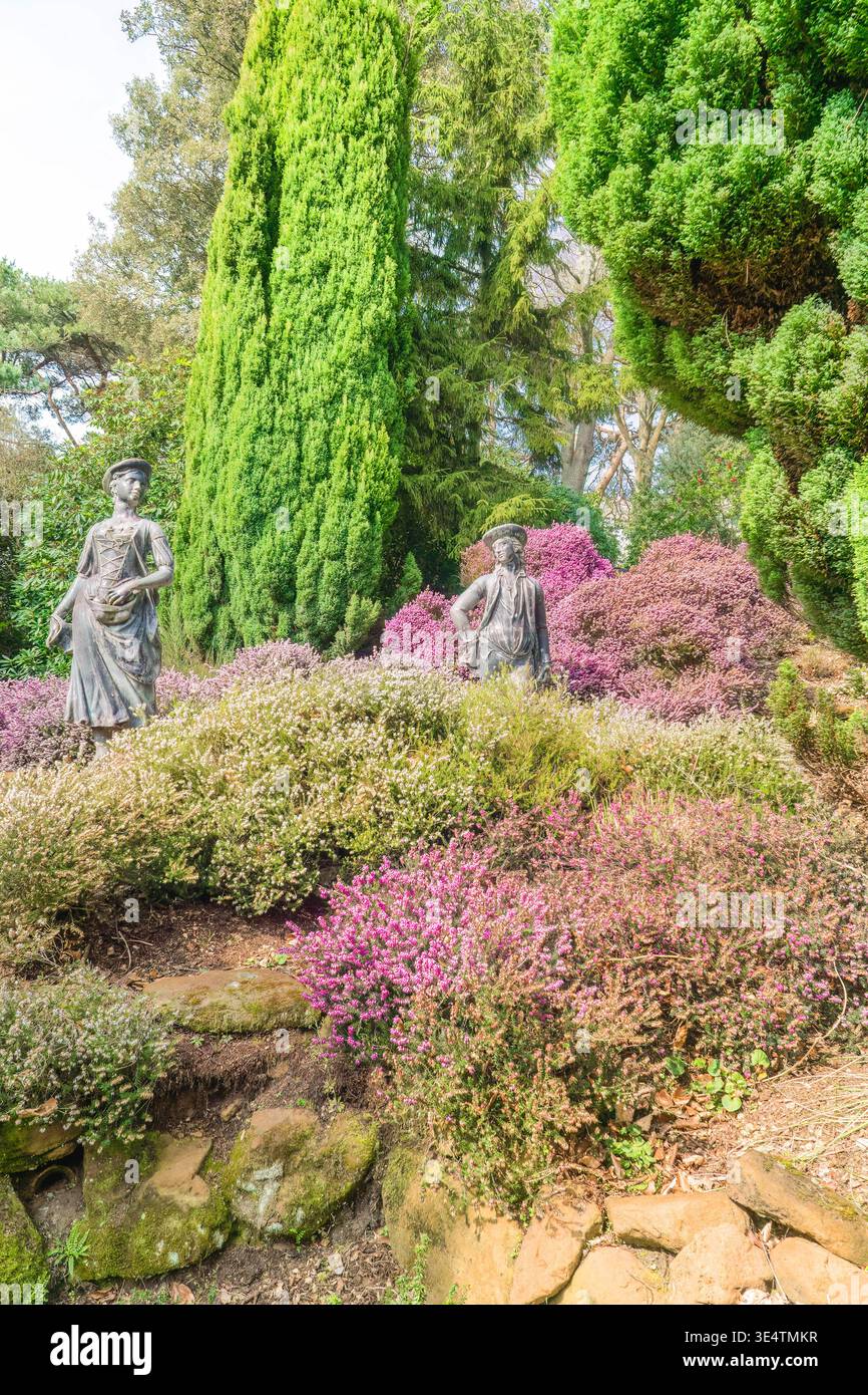 Statue nei giardini di Erica di Compton Acres Poole Dorset Inghilterra Regno Unito. Marzo 2026 Foto Stock