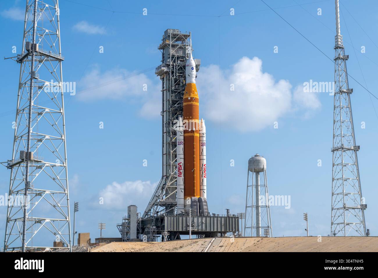 Artemis II siede sulla rampa di lancio al LC-39B al Kennedy Space Center il 29 marzo 2026. Foto Stock