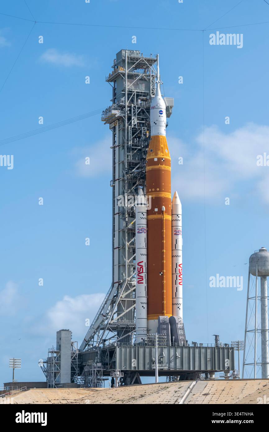 Artemis II siede sulla rampa di lancio al LC-39B al Kennedy Space Center il 29 marzo 2026. Foto Stock